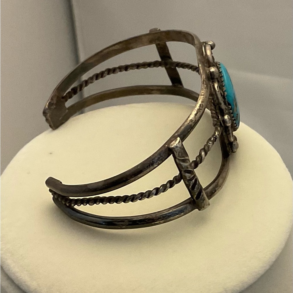 Beautiful vintage unmarked Sterling Silver and Turquoise Cuff Bracelet - Picture 3 of 5